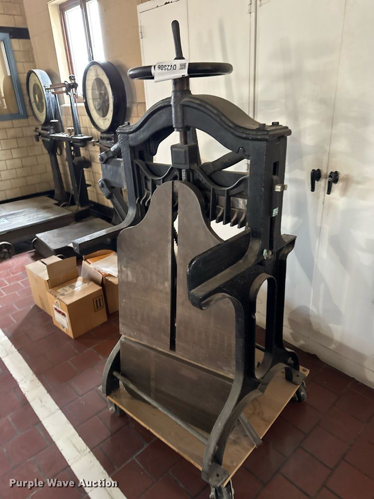 image for item DV2606 Challenge Machinery Company Advance paper cutter