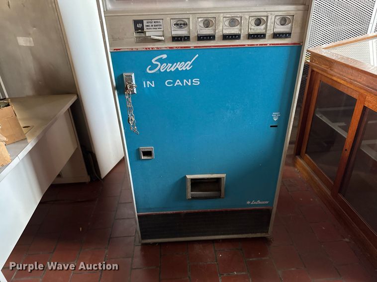 image for item DV2609 La Crosse Cooler Company LCV1LL170A5 Pepsi vending machine