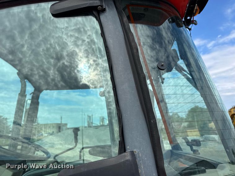 image for item DV4035 Kubota M7040 MFWD tractor