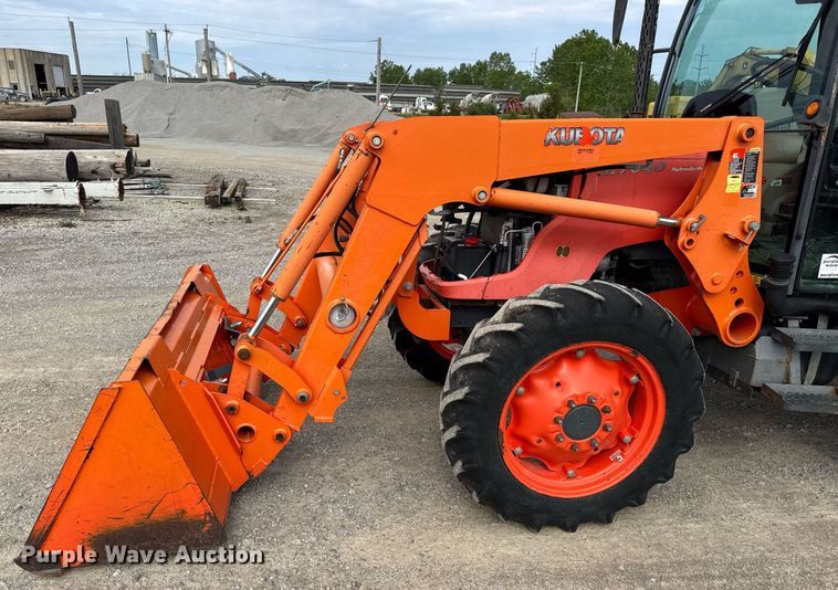 image for item DV4035 Kubota M7040 MFWD tractor