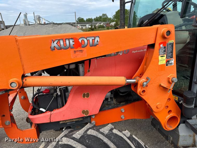 image for item DV4035 Kubota M7040 MFWD tractor