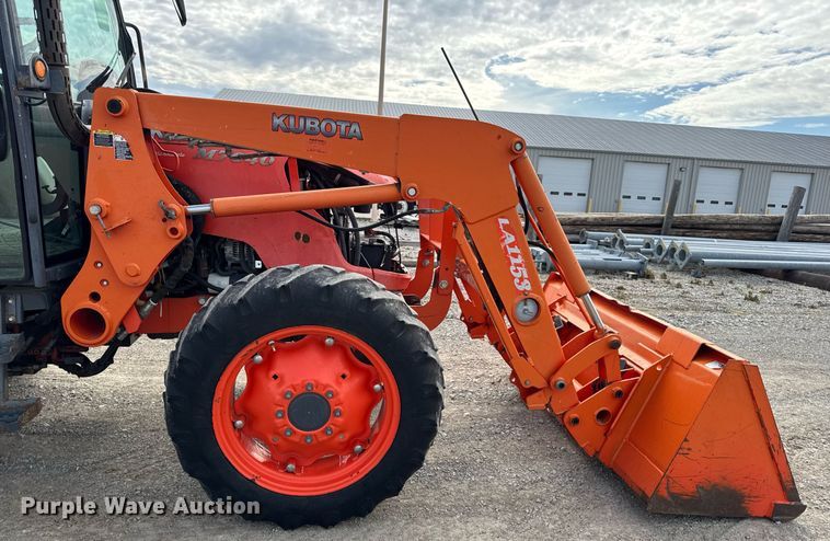 image for item DV4035 Kubota M7040 MFWD tractor