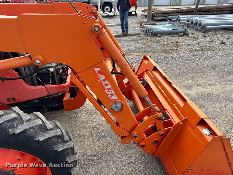 image for item DV4035 Kubota M7040 MFWD tractor