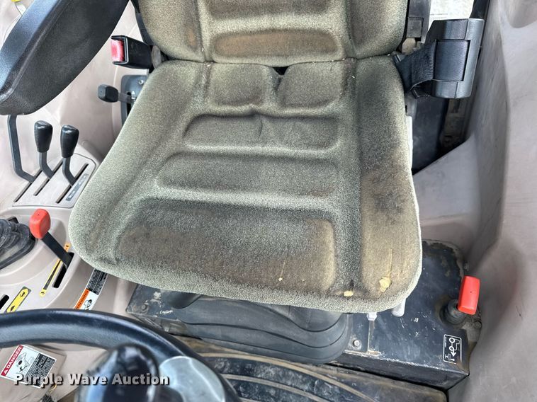 image for item DV4035 Kubota M7040 MFWD tractor