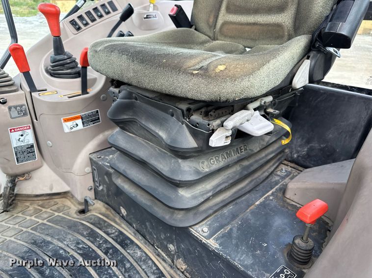 image for item DV4035 Kubota M7040 MFWD tractor