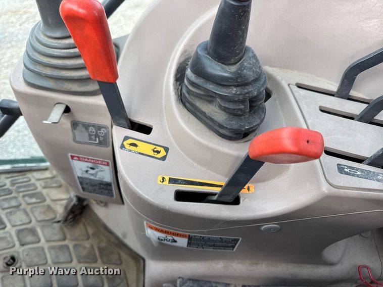 image for item DV4035 Kubota M7040 MFWD tractor