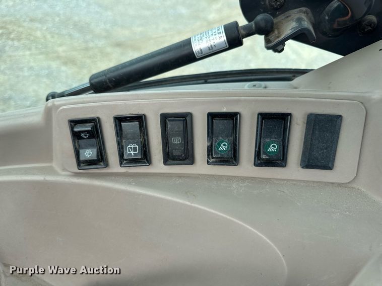 image for item DV4035 Kubota M7040 MFWD tractor