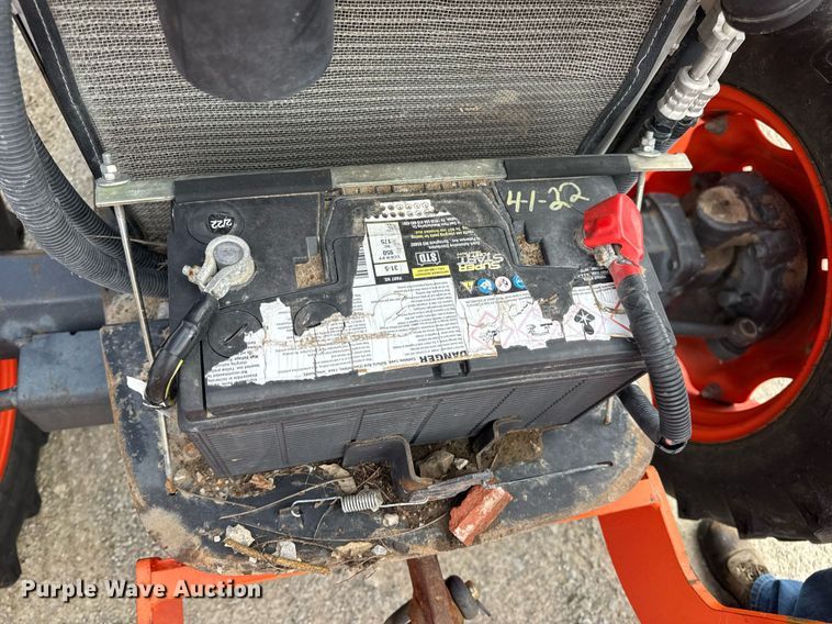 image for item DV4035 Kubota M7040 MFWD tractor