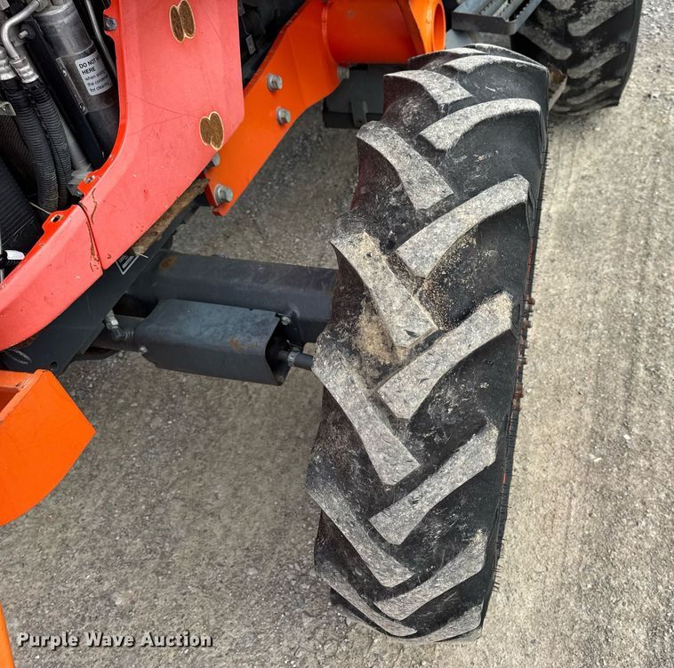 image for item DV4035 Kubota M7040 MFWD tractor