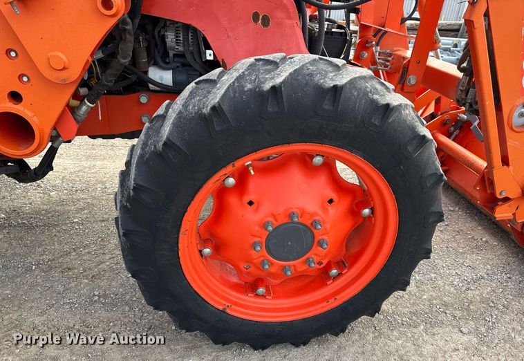 image for item DV4035 Kubota M7040 MFWD tractor