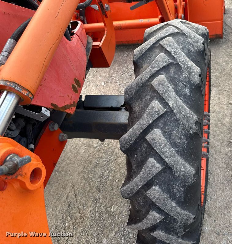 image for item DV4035 Kubota M7040 MFWD tractor