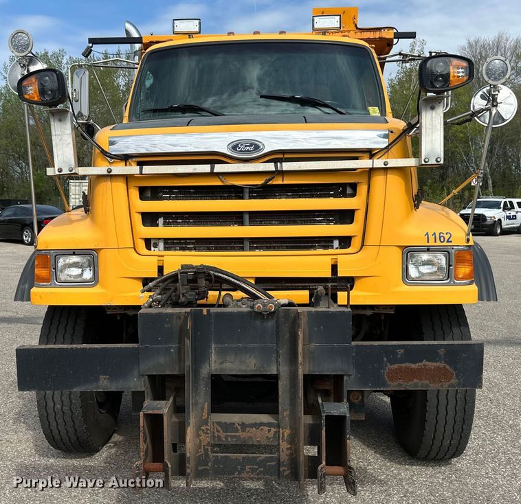image for item EB2520 1998 Ford LT9000 dump truck
