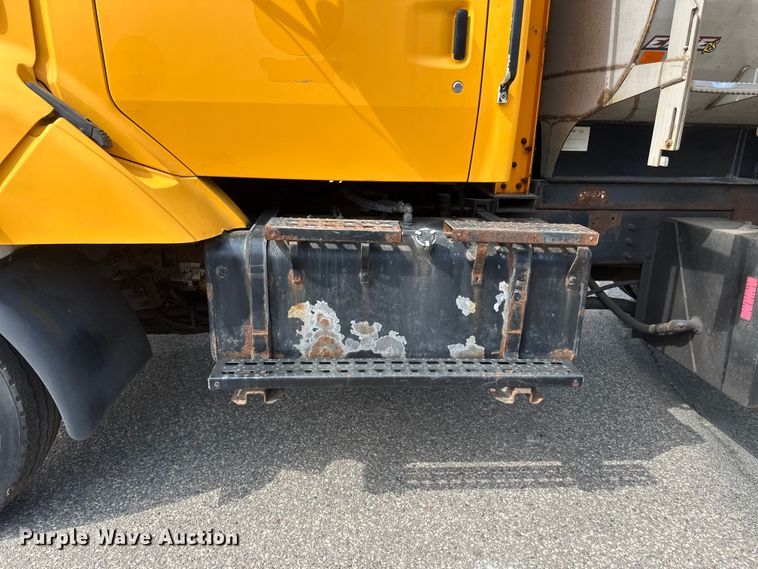 image for item EB2520 1998 Ford LT9000 dump truck