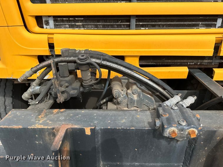 image for item EB2520 1998 Ford LT9000 dump truck