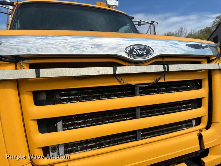 image for item EB2520 1998 Ford LT9000 dump truck
