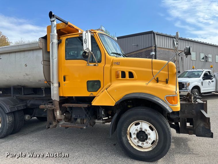 image for item EB2520 1998 Ford LT9000 dump truck