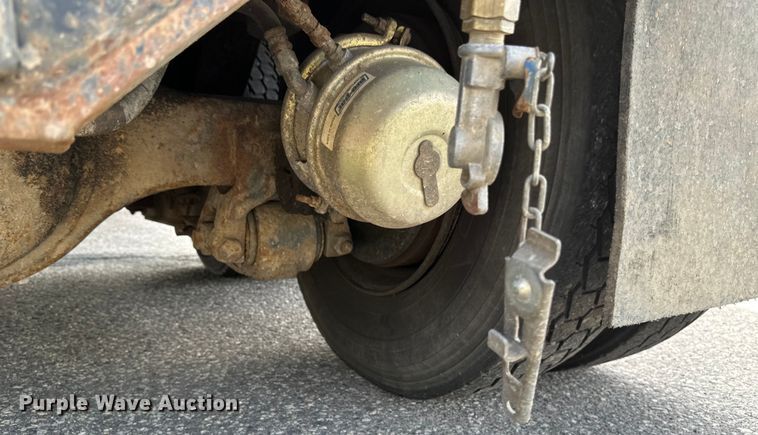 image for item EB2520 1998 Ford LT9000 dump truck