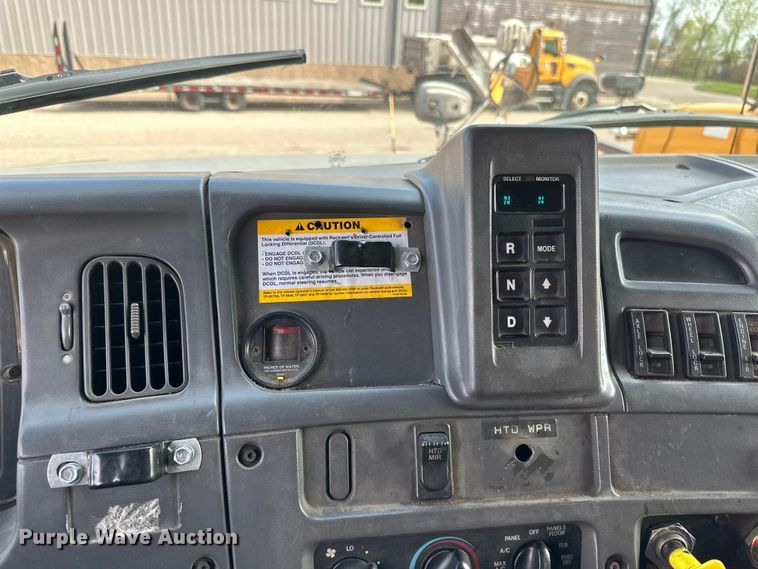 image for item EB2520 1998 Ford LT9000 dump truck