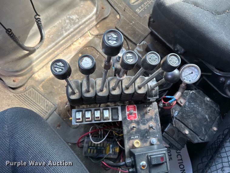 image for item EB2520 1998 Ford LT9000 dump truck