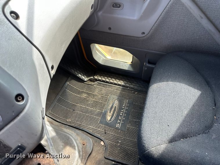 image for item EB2520 1998 Ford LT9000 dump truck