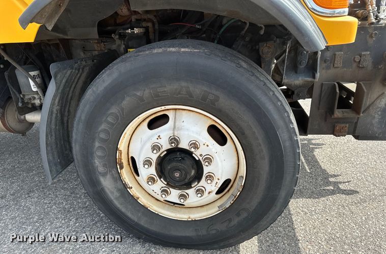 image for item EB2520 1998 Ford LT9000 dump truck