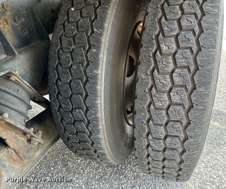 image for item EB2520 1998 Ford LT9000 dump truck