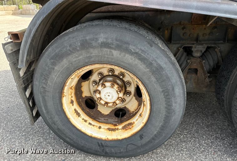 image for item EB2520 1998 Ford LT9000 dump truck