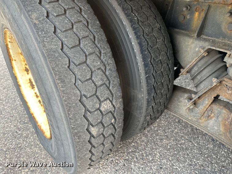 image for item EB2520 1998 Ford LT9000 dump truck