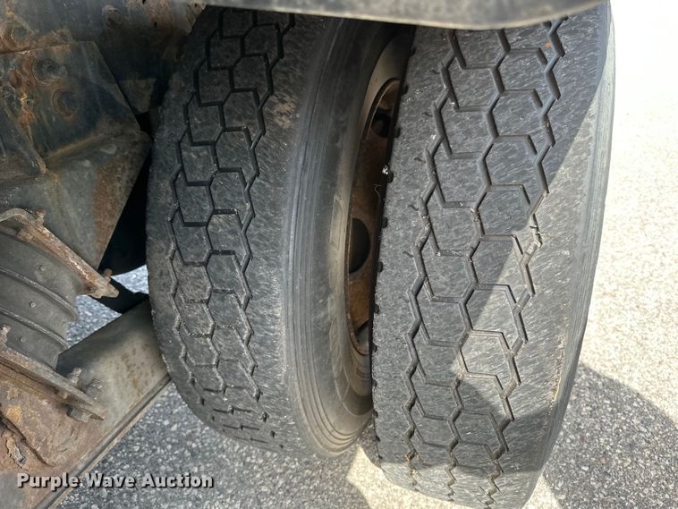 image for item EB2520 1998 Ford LT9000 dump truck