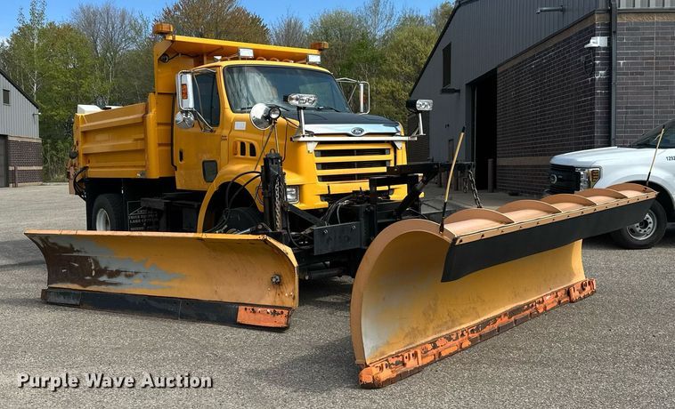 image for item EB2521 1998 Ford L8501 dump truck