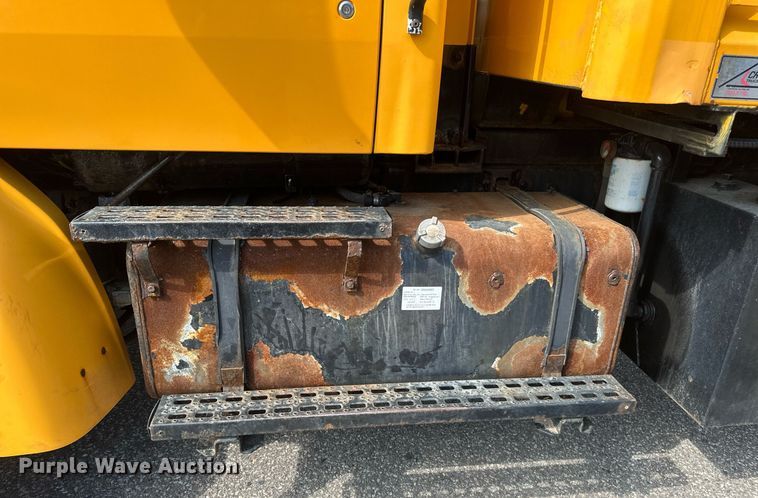 image for item EB2521 1998 Ford L8501 dump truck