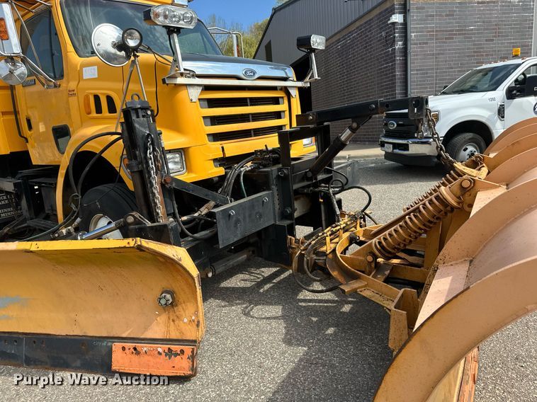 image for item EB2521 1998 Ford L8501 dump truck