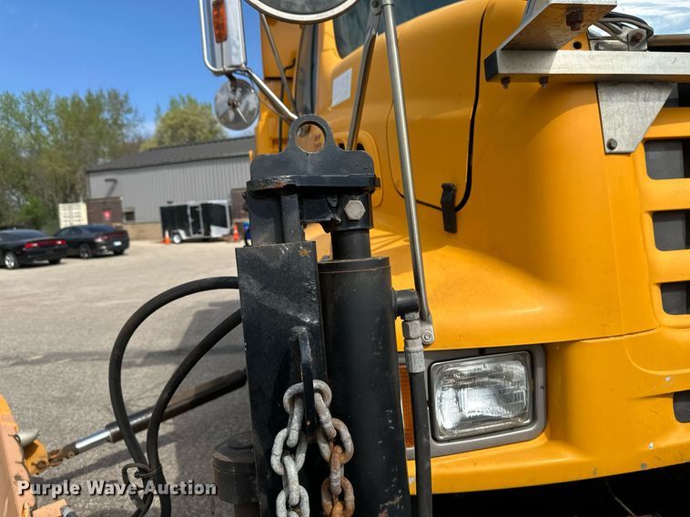 image for item EB2521 1998 Ford L8501 dump truck