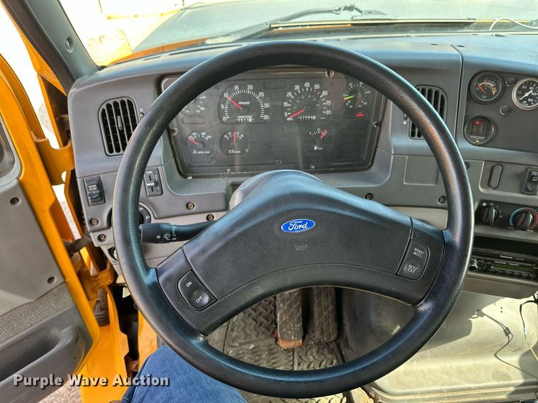 image for item EB2521 1998 Ford L8501 dump truck