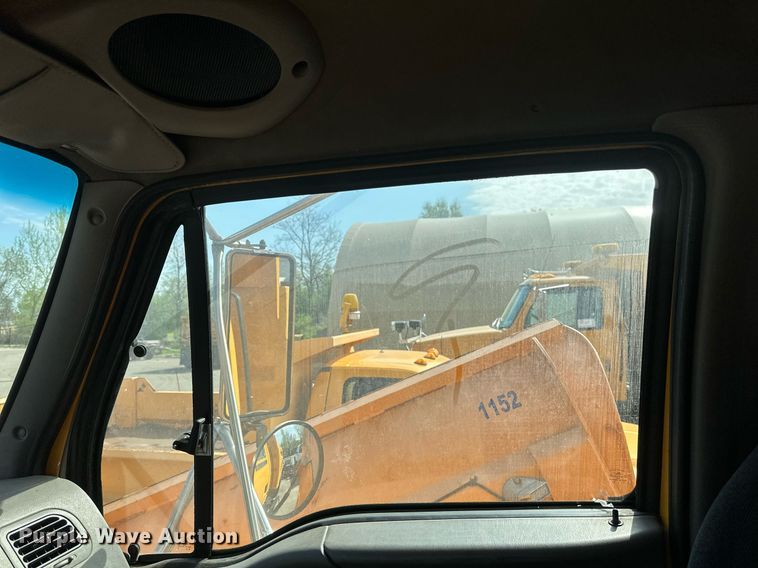 image for item EB2521 1998 Ford L8501 dump truck