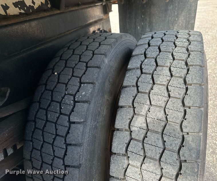 image for item EB2521 1998 Ford L8501 dump truck