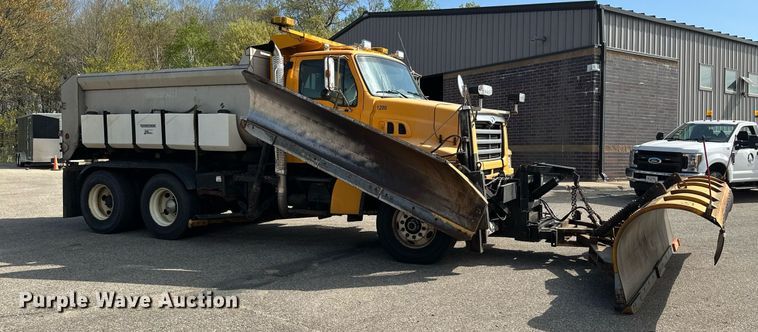 image for item EB2522 2000 Sterling L9511 dump truck