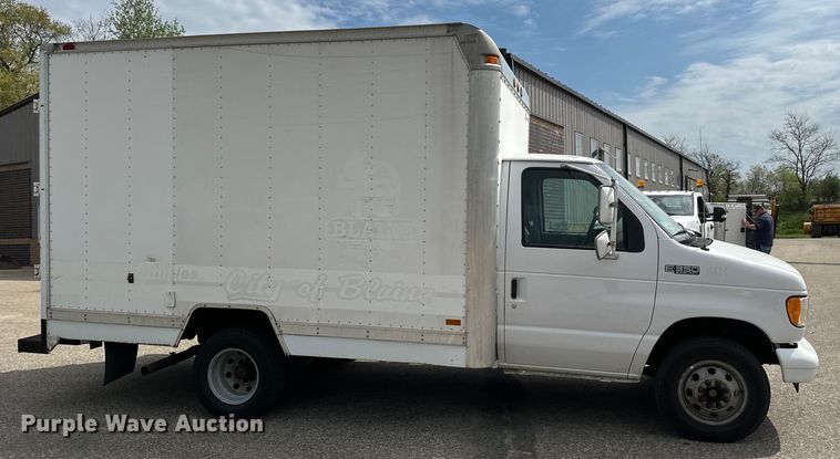 image for item EB2526 2001 Ford  E350 Super Duty delivery truck