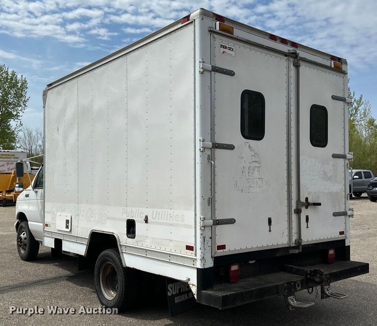image for item EB2526 2001 Ford  E350 Super Duty delivery truck