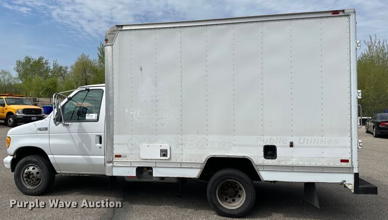 image for item EB2526 2001 Ford  E350 Super Duty delivery truck