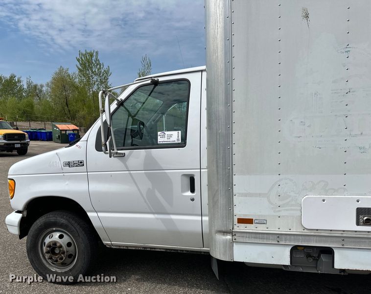 image for item EB2526 2001 Ford  E350 Super Duty delivery truck