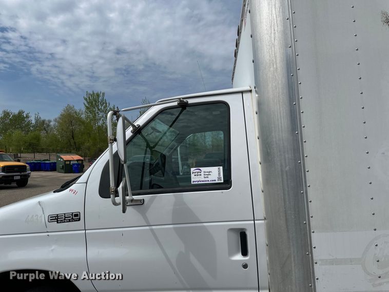 image for item EB2526 2001 Ford  E350 Super Duty delivery truck