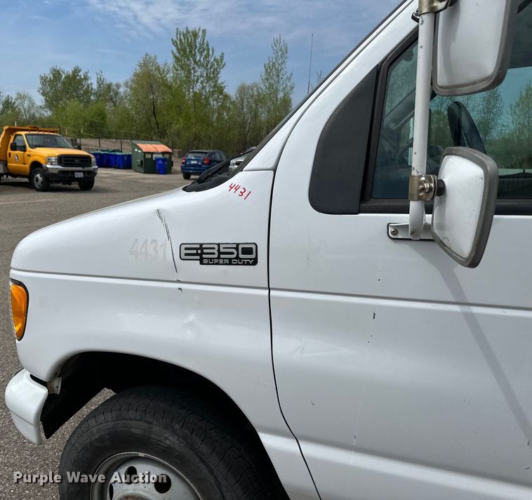 image for item EB2526 2001 Ford  E350 Super Duty delivery truck