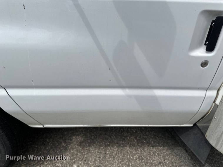 image for item EB2526 2001 Ford  E350 Super Duty delivery truck