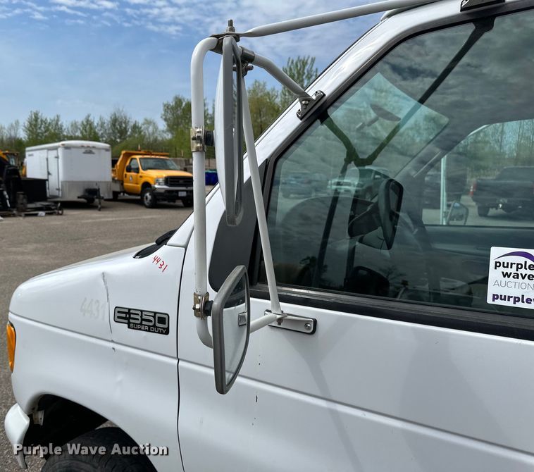 image for item EB2526 2001 Ford  E350 Super Duty delivery truck
