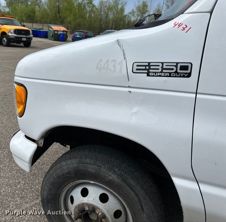 image for item EB2526 2001 Ford  E350 Super Duty delivery truck