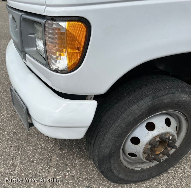 image for item EB2526 2001 Ford  E350 Super Duty delivery truck
