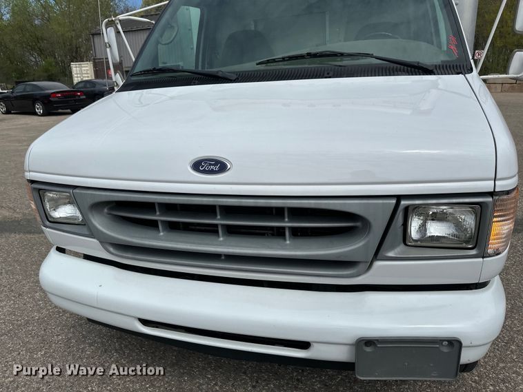 image for item EB2526 2001 Ford  E350 Super Duty delivery truck