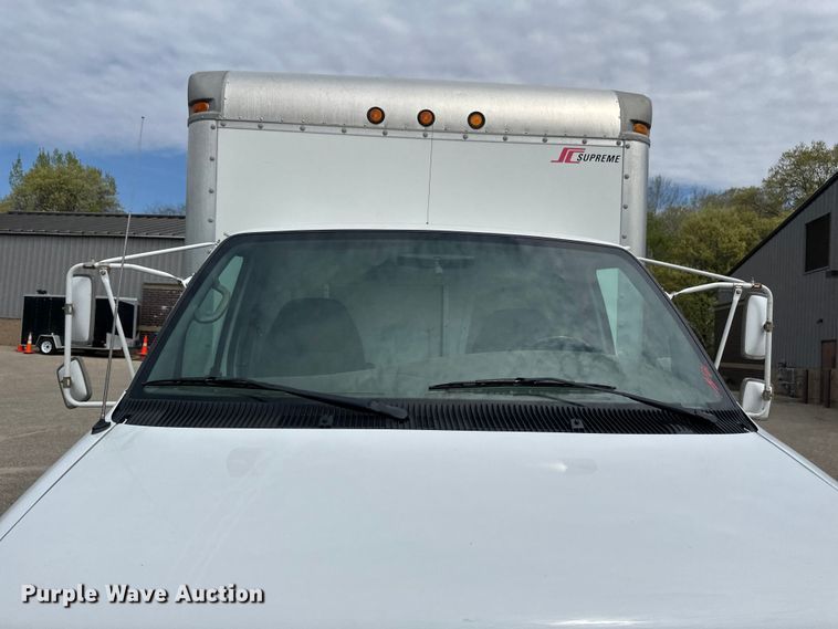 image for item EB2526 2001 Ford  E350 Super Duty delivery truck