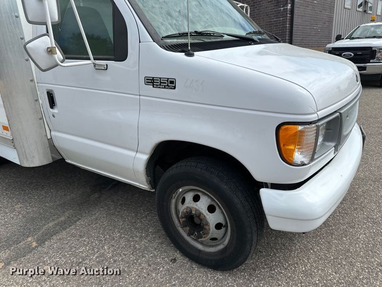image for item EB2526 2001 Ford  E350 Super Duty delivery truck